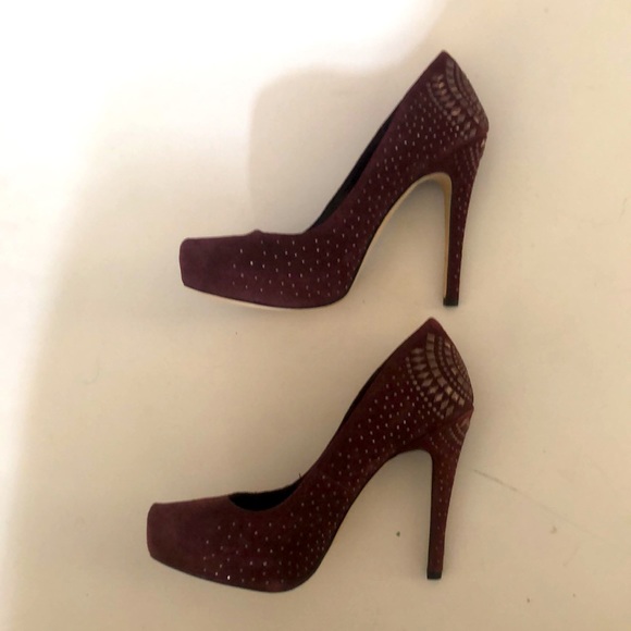 BCBG 5.5 High heel Burgundy Wine Suede Platform Studs Detail Excellent Condition - Picture 5 of 12